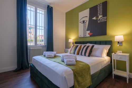 Un dormitorio con una cama con dos toallas encima. en L&K Prestige House with Parking - Sant'Orsola, en Bolonia