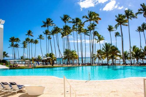 Marbella Juan Dolio Beachfrontの敷地内または近くにあるプール