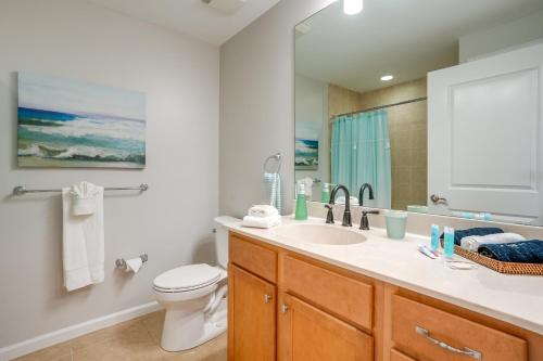 une salle de bains avec lavabo, toilettes et miroir dans l'établissement Condo with Views and Resort Amenities in Cape Harbour!, à Cape Coral