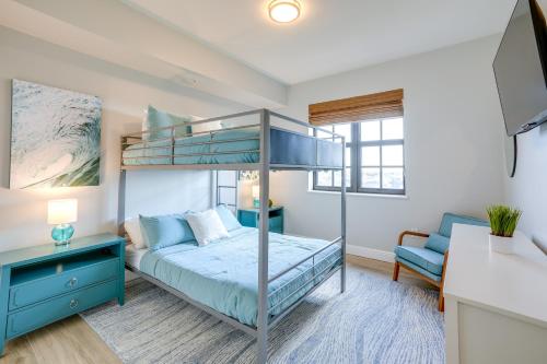 une chambre avec un lit superposé et un bureau dans l'établissement Condo with Views and Resort Amenities in Cape Harbour!, à Cape Coral