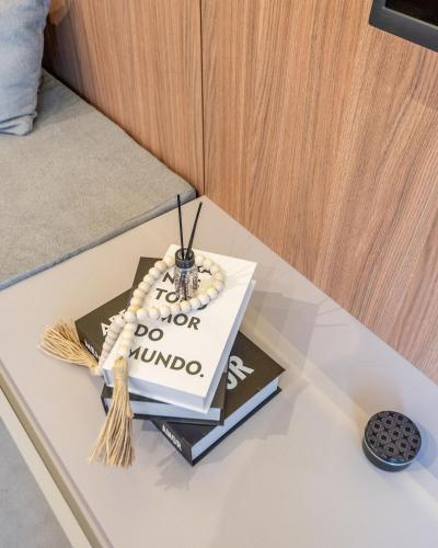 a cake sitting on top of a table at Skyline Parque Moinhos by LikeHome in Floresta
