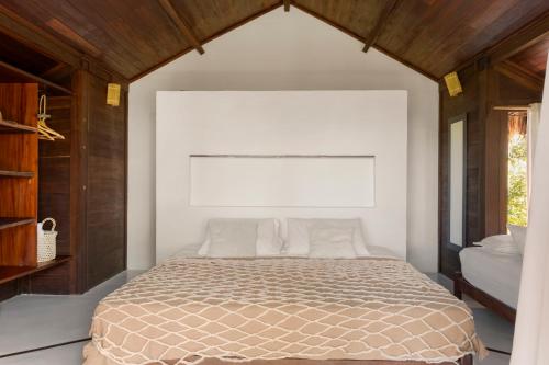 a bedroom with a bed in a room with a window at Pousada Pais Tropical in Icaraí