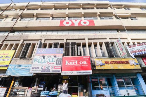 un edificio con dei cartelli sul lato di Super Hotel O Archana Inn a Bangalore