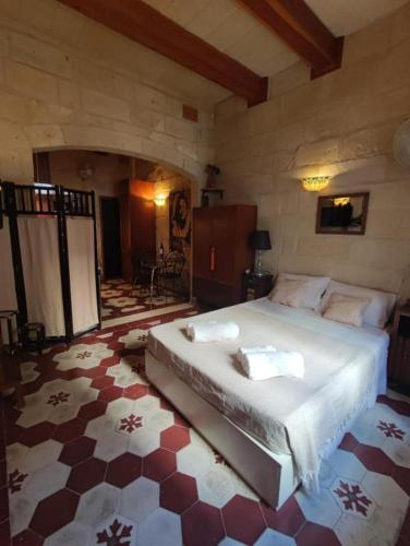 Un dormitorio con una cama grande en una habitación. en The Little Duke Residence, en Hamrun