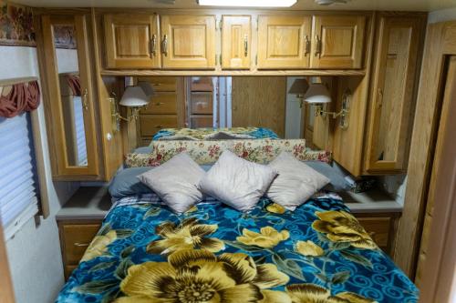 Ένα ή περισσότερα κρεβάτια σε δωμάτιο στο Art Rv motorhome