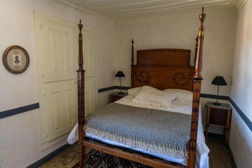 a bedroom with a bed with a wooden frame at Casa do Brigadeiro 