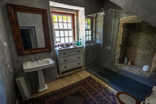 a bathroom with a sink and a mirror at Casa do Brigadeiro 