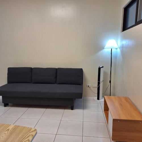 Zona de estar de MANILA BAYVIEW RENTAL- LUXURY AND SUPERIOR 1 - 5 BEDROOM CONDOS WITH BALCONY POOL BAYVIEWS NETFLIX - Housekeeping Available-