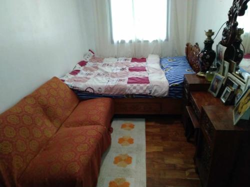 a living room with a couch and a bed at Casa Emilia 