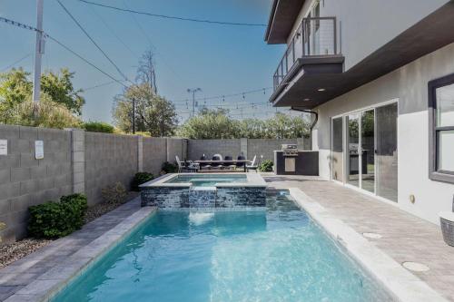 Bazén v ubytování Lavish Luxuries in Old Town nebo v jeho okolí