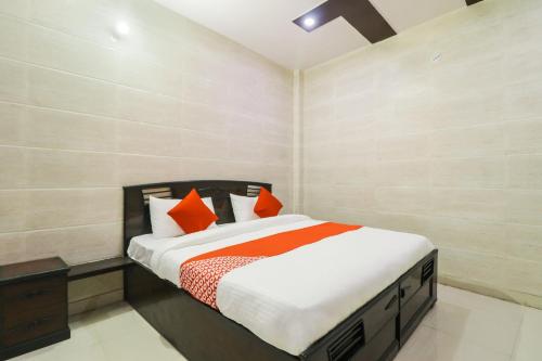Postel nebo postele na pokoji v ubytování Hotel O Mayur Palace