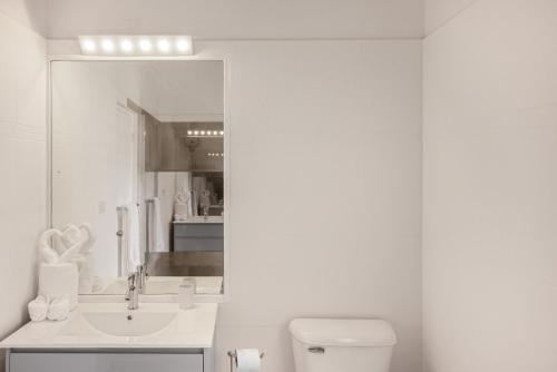 Ένα μπάνιο στο Island Bliss Condo