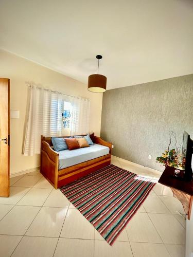 a bedroom with a bed and a rug at Elite na Serra in Cunha