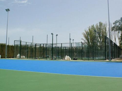 a tennis court with a batting cage on a tennis court at Studio Nova in Priego de Córdoba