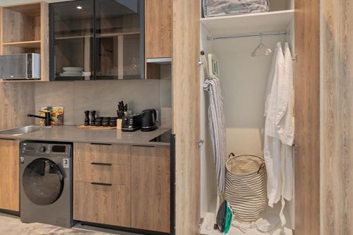 una cucina con lavatrice e lavatrice di Luxury Apartment 830 on Menlyn Maine a Pretoria