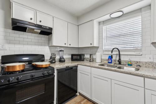 Η κουζίνα ή μικρή κουζίνα στο Midtown Serenity 3