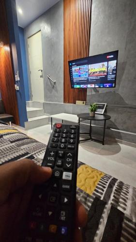 Televisyen dan/atau pusat hiburan di Apartamento 2-B new suite in SS
