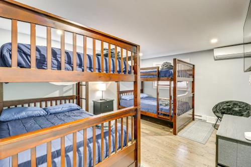 una habitación con dos literas y un escritorio en Modern Mountain Escape in Poconos Walk to Slopes!, en Tannersville