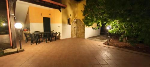Un patio o zona al aire libre en Cascina Vittorio