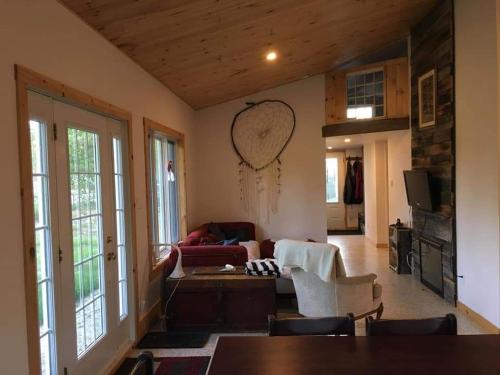 un salon avec un canapé et une table dans l'établissement Chalet au lac Saint-Jean, à Dolbeau-Mistassini