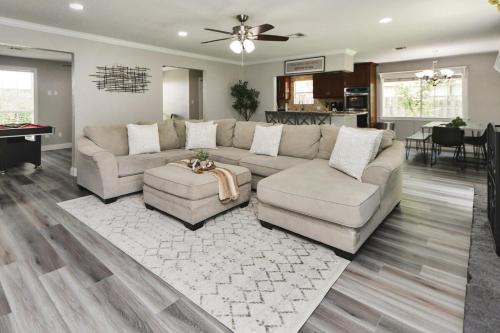 コンローにある4-BR Family Retreat in Quiet Conroe Neighborhoodのソファとテーブルのあるリビングルーム