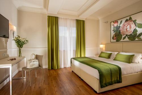 una camera con letto, scrivania e finestra di Hotel Cristoforo Colombo a Roma