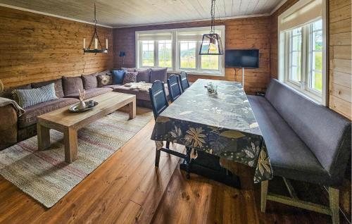 Ruang duduk di Amazing Home In Veggli With Wifi