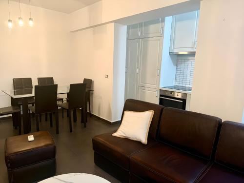 Ruang duduk di Chill & Central Apartment