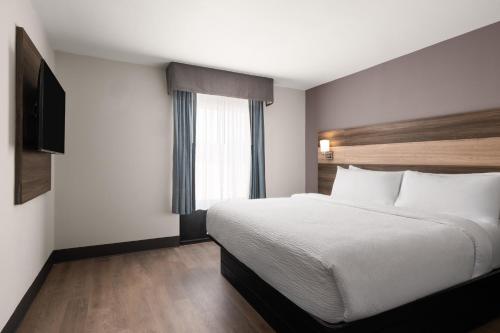 Ένα ή περισσότερα κρεβάτια σε δωμάτιο στο Garner Hotel Augusta West by IHG