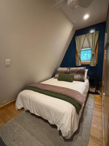 Ένα ή περισσότερα κρεβάτια σε δωμάτιο στο Bluebird Cabin - Cozy A-Frame Retreat