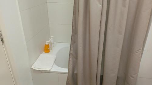 a bathroom with a shower with a shower curtain at Departamento con vista al mar en Puerto Montt in Puerto Montt