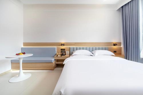 Un ou plusieurs lits dans un hébergement de l'établissement Yichun Jiashan Xiushui Boutique Hotel