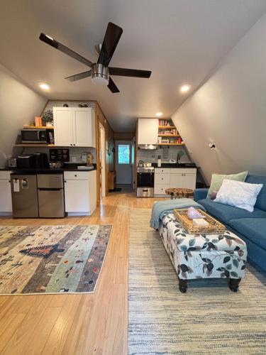 Η κουζίνα ή μικρή κουζίνα στο Bluebird Cabin - Cozy A-Frame Retreat