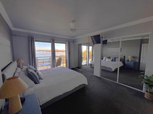 Postel nebo postele na pokoji v ubytování Waters Edge