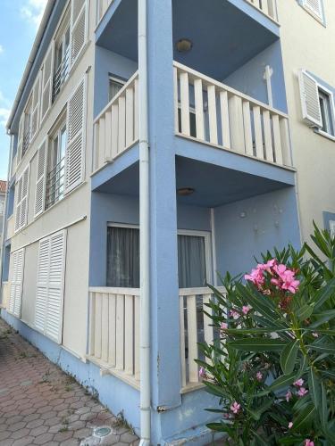 Apartments by the sea Mirca, Brac - 24865