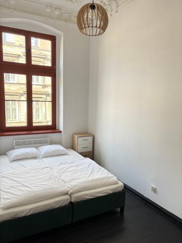 Ένα ή περισσότερα κρεβάτια σε δωμάτιο στο Kamienica Hostel