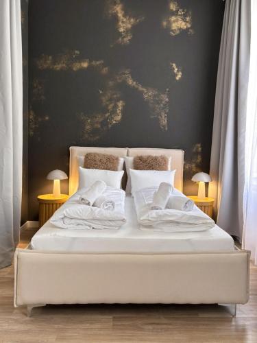 a white bed with two pillows on top of it at TINTURA by BAST - Wanna, Antresola, OFF Piotrkowska, EC1 ,Stajnia Jednorożca, Winda, Parking na Terenie, Orientarium, Hopa Lupa, ATLAS ARENA in Łódź