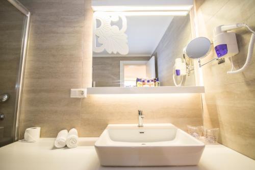 A bathroom at Laguna Beach Alya Resort & Spa