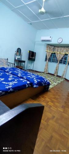 Ένα ή περισσότερα κρεβάτια σε δωμάτιο στο Homestay Dasuqi