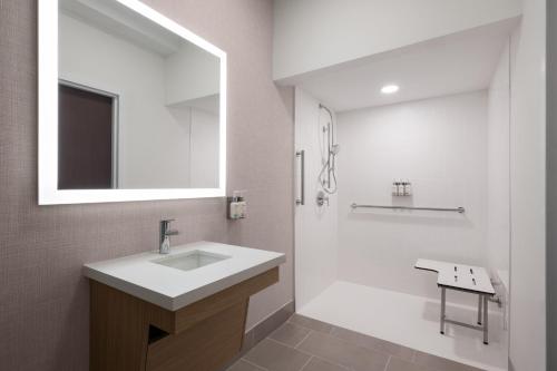 Ένα μπάνιο στο Garner Hotel Augusta West by IHG