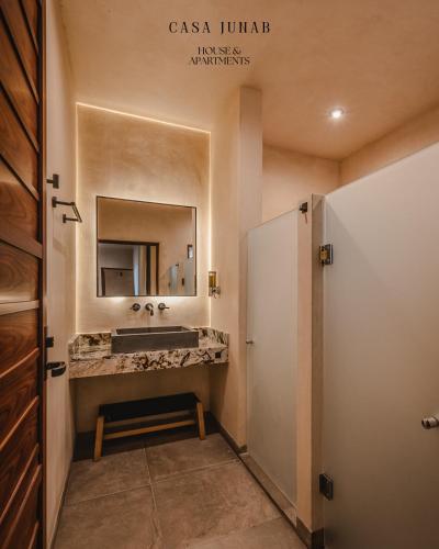a bathroom with a sink and a mirror at Casa Junab - Casa-House in El Cuyo