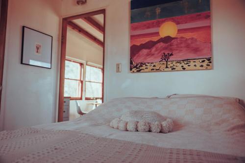 Ένα ή περισσότερα κρεβάτια σε δωμάτιο στο Private, peaceful cabin in North Joshua Tree