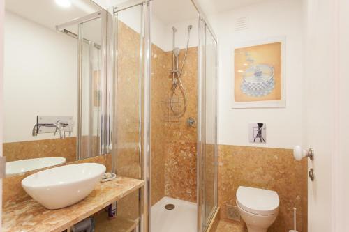 リスボンにあるFLH Alfama Bright Apartmentのバスルーム(シャワー、洗面台、トイレ付)