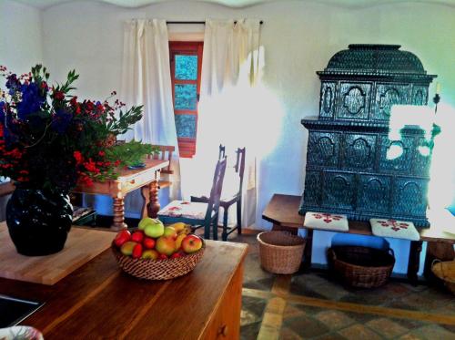 salon ze stołem i miską owoców w obiekcie Cottage am Waldrand gelegen w mieście Feldkirchen in Kärnten