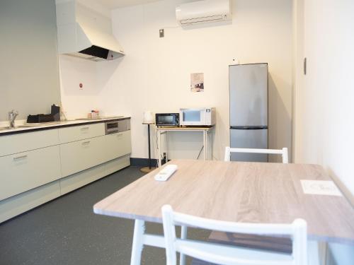 Η κουζίνα ή μικρή κουζίνα στο the circle apartment