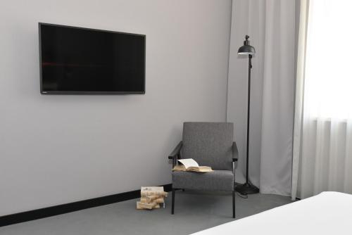 TV a/nebo společenská místnost v ubytování The Loop Hotel