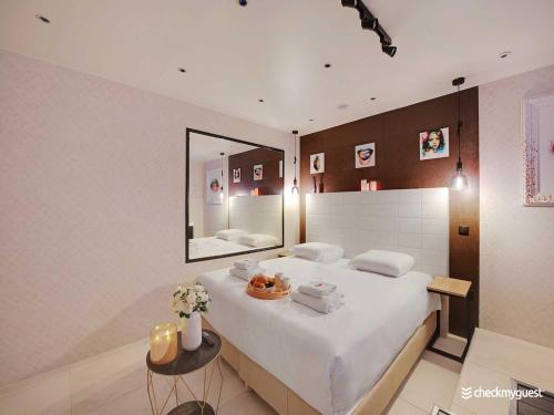 Intimate Flat w A C & Jacuzzi - 2BR 6P Montmartre