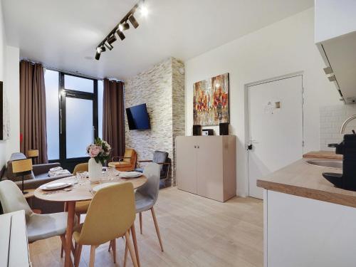 Intimate Flat w A C & Jacuzzi - 2BR 6P Montmartre