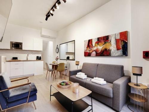 Intimate Flat w A C & Jacuzzi - 2BR 6P Montmartre