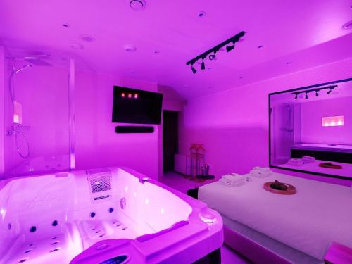Intimate Flat w A C & Jacuzzi - 2BR 6P Montmartre